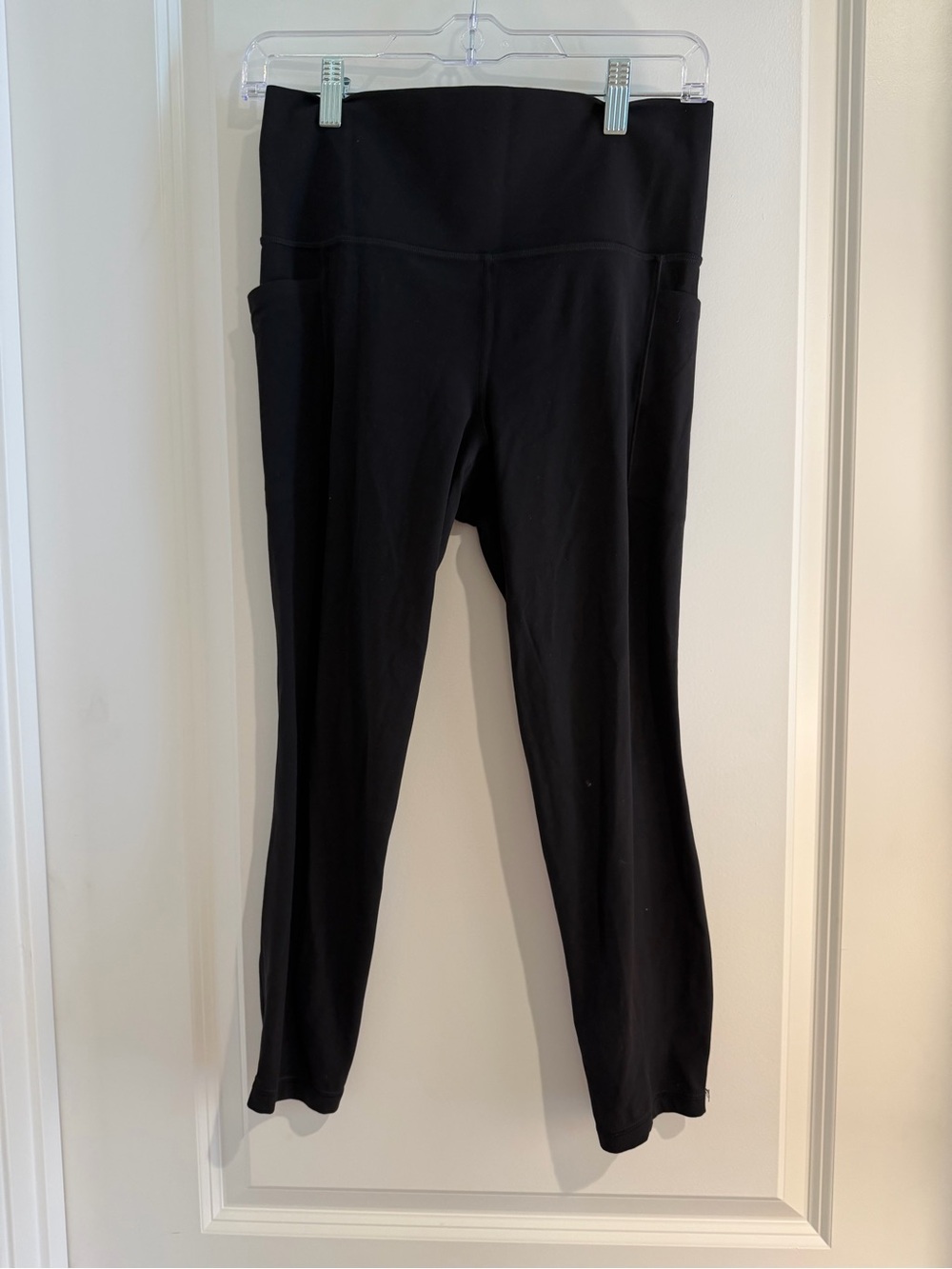 Athleta Black Salutation Stash 7/8 Tight Leggings